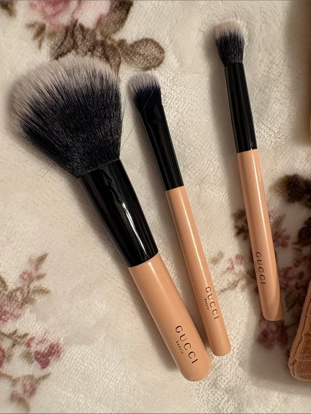 GUCCI Peach Travel Makeup Brush Set with Compact Mirror
